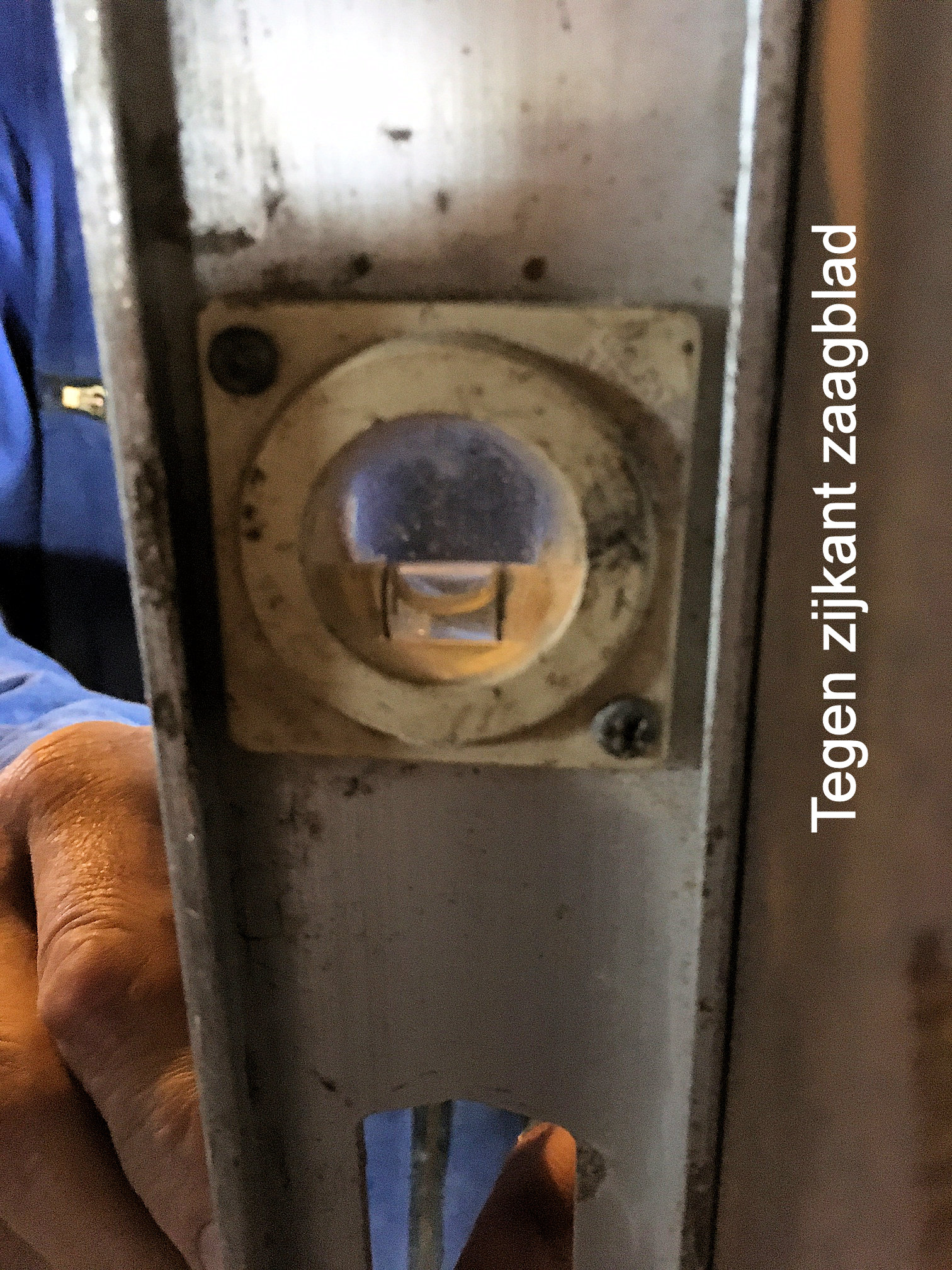 waterpas aan zijkant zaag