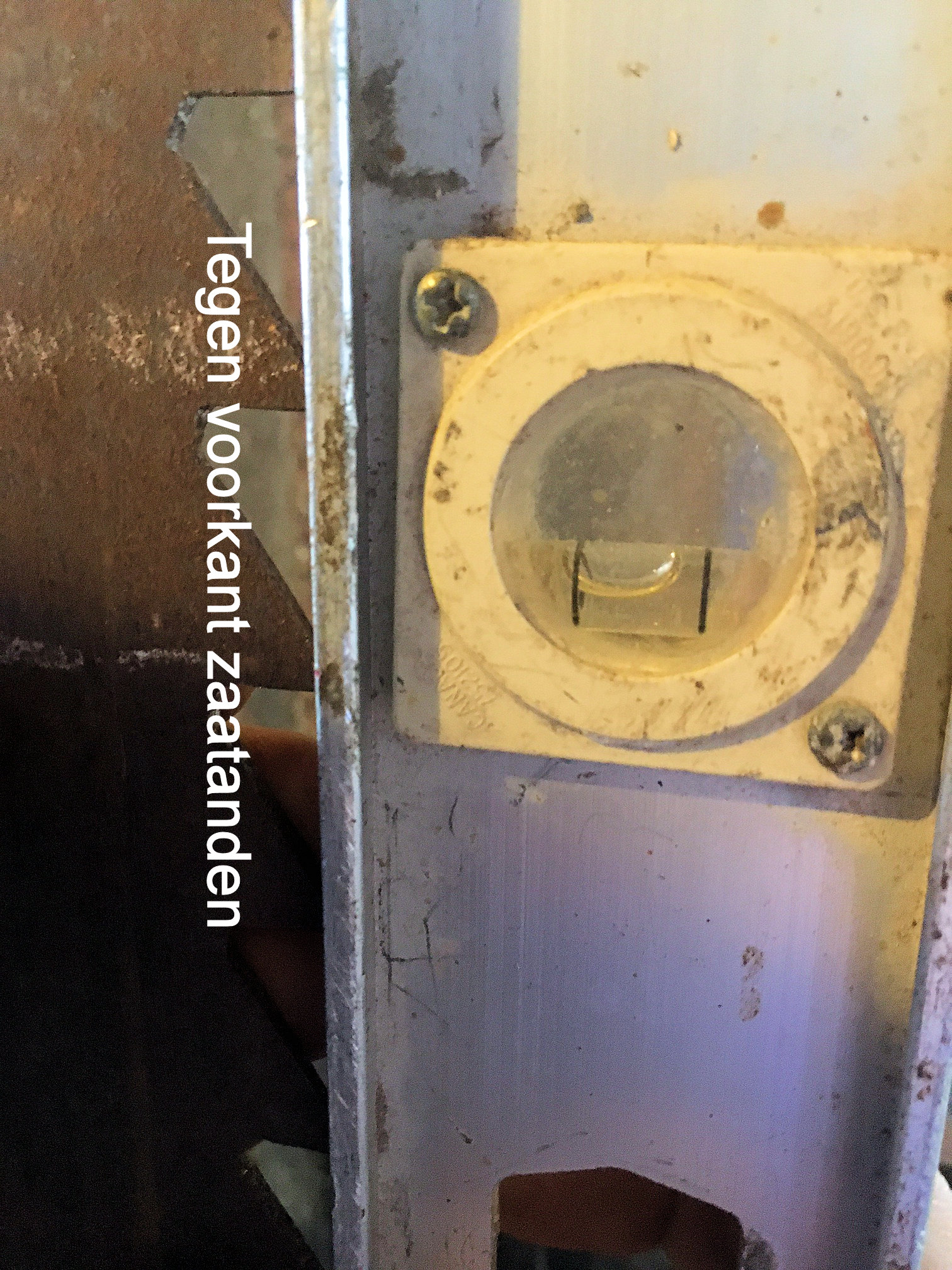 waterpas aan voorkant zaag