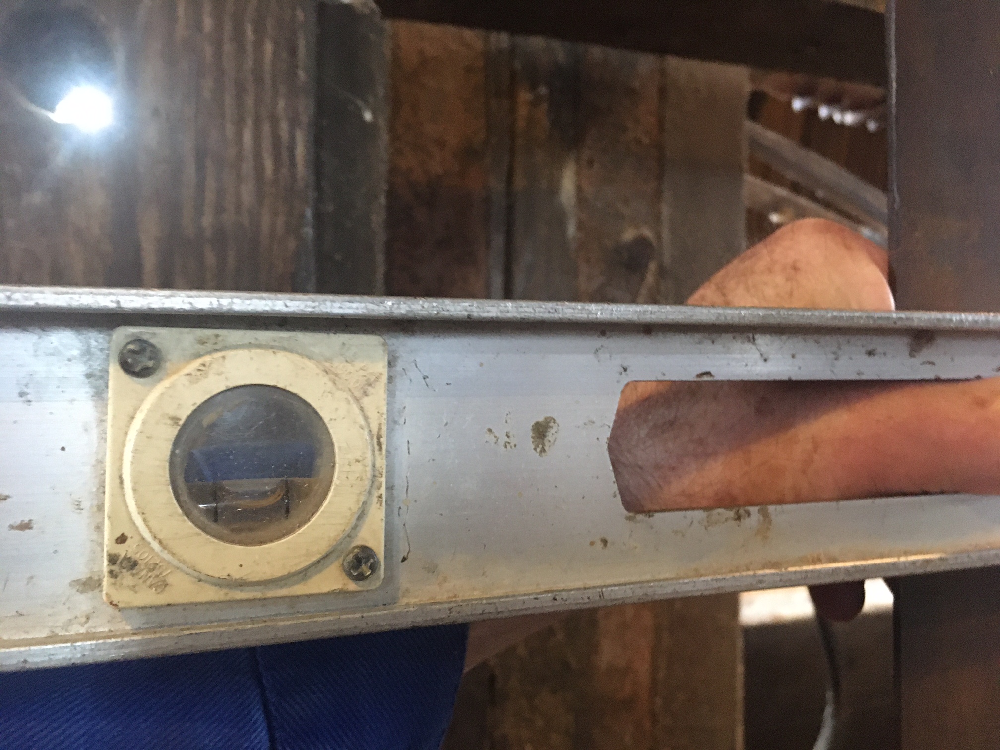 Vasthouden van de waterpas