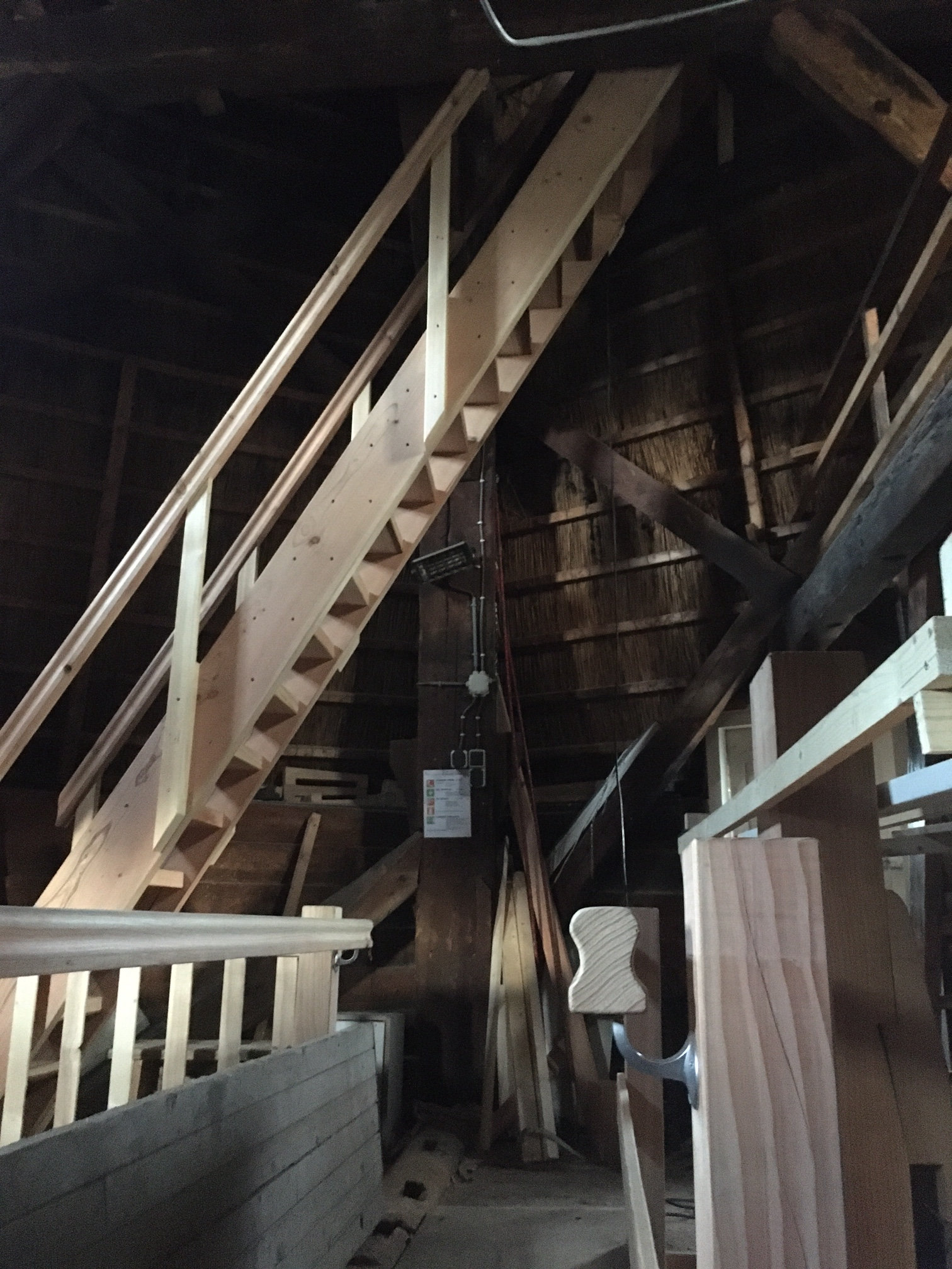 Trap tussen
                          raam en krukvloeren